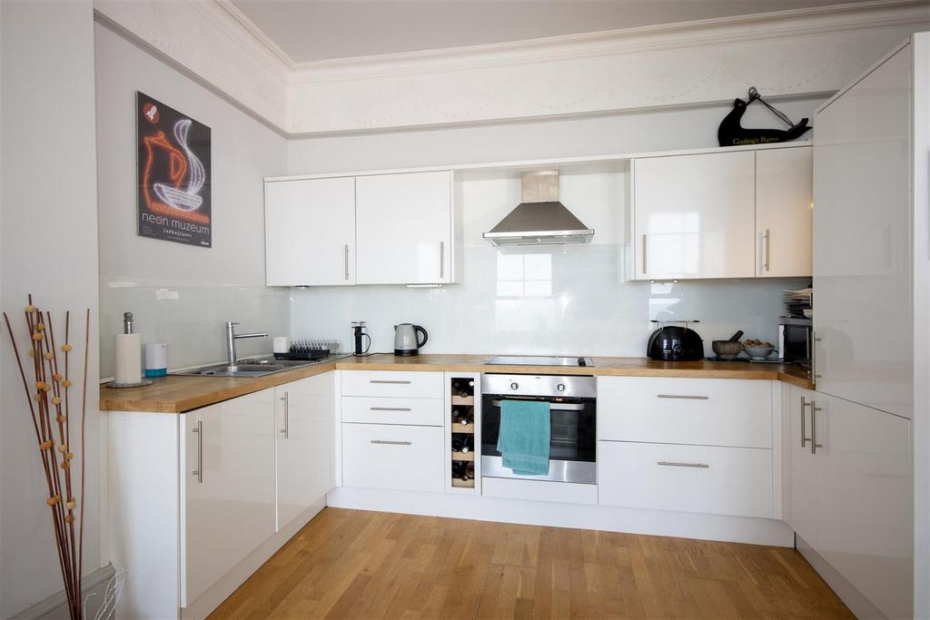 10 Kitchen.jpg