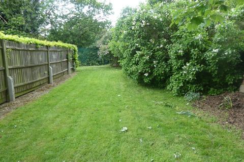 2 bedroom apartment to rent, Hutchins Close Hornchurch  rm12 6nl