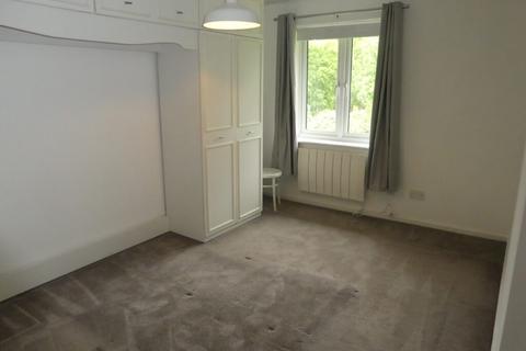 2 bedroom apartment to rent, Hutchins Close Hornchurch  rm12 6nl