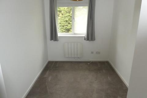 2 bedroom apartment to rent, Hutchins Close Hornchurch  rm12 6nl