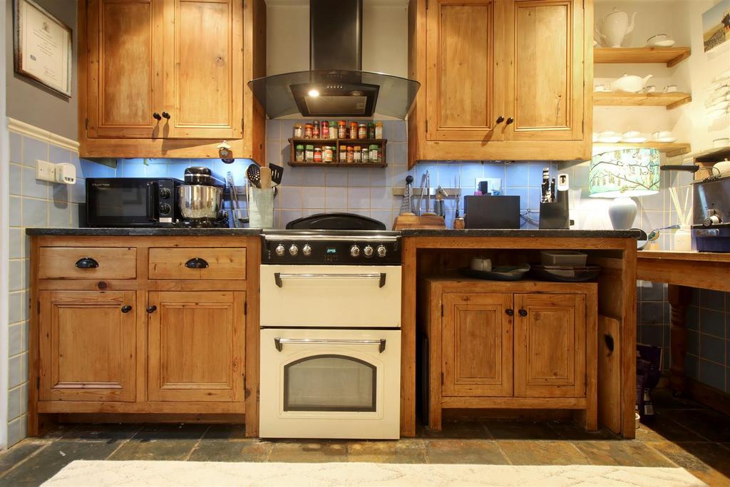 Kitchen a.jpg