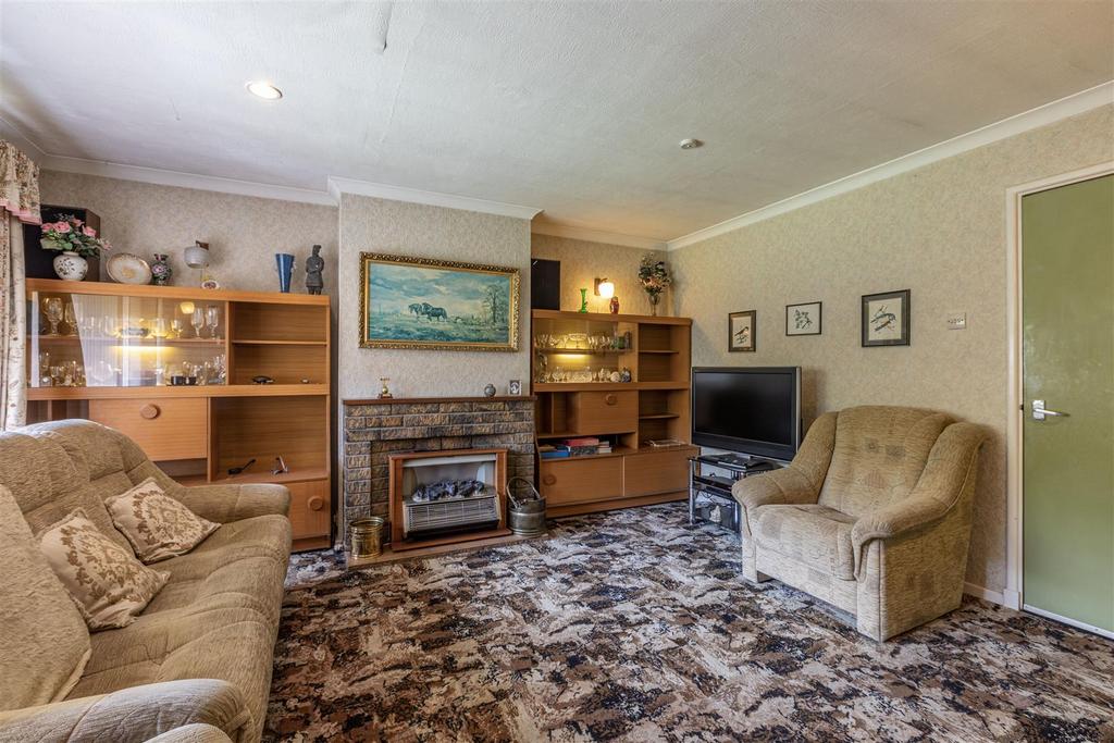 Sunnyside, Walnut Tree Lane, KT14 7 AQ - 11.jpg