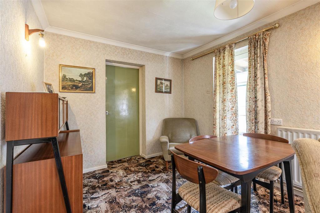 Sunnyside, Walnut Tree Lane, KT14 7 AQ - 10.jpg