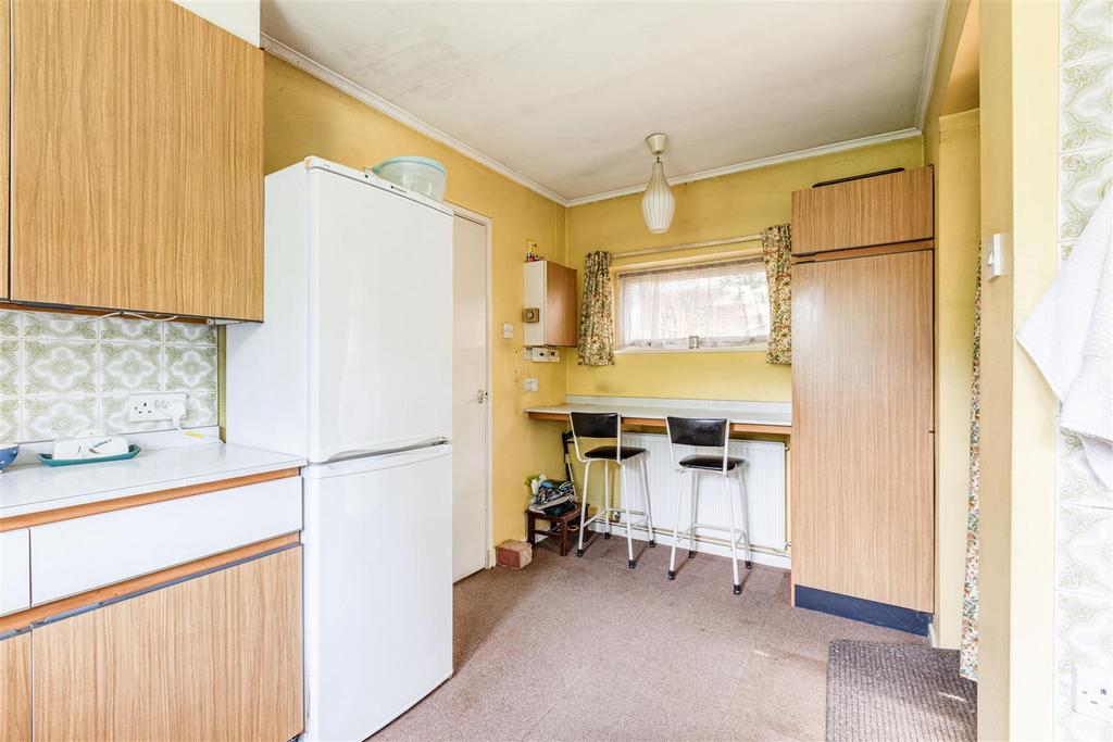 Sunnyside, Walnut Tree Lane, KT14 7 AQ - 13.jpg