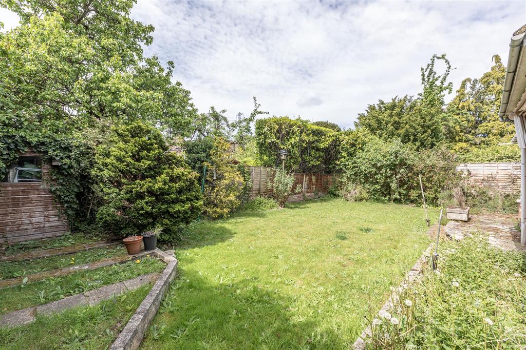 Sunnyside, Walnut Tree Lane, KT14 7 AQ - 14.jpg