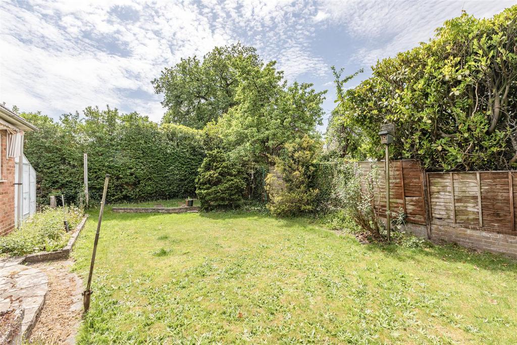 Sunnyside, Walnut Tree Lane, KT14 7 AQ - 15.jpg