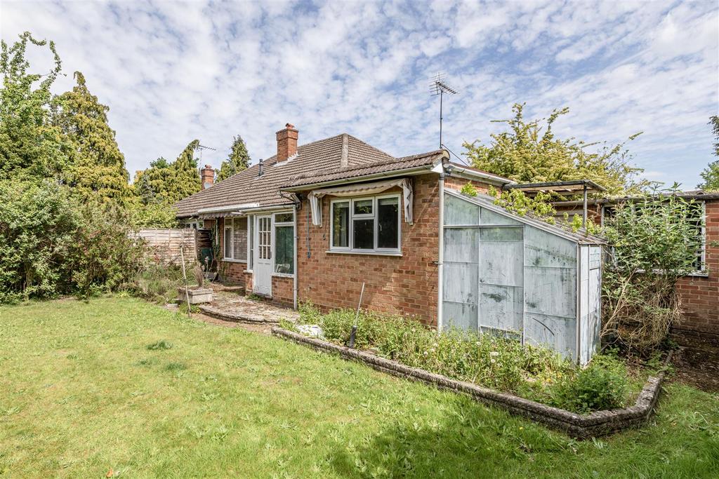 Sunnyside, Walnut Tree Lane, KT14 7 AQ - 18.jpg