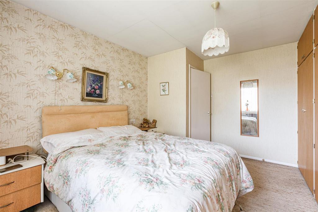 Sunnyside, Walnut Tree Lane, KT14 7 AQ - 6.jpg