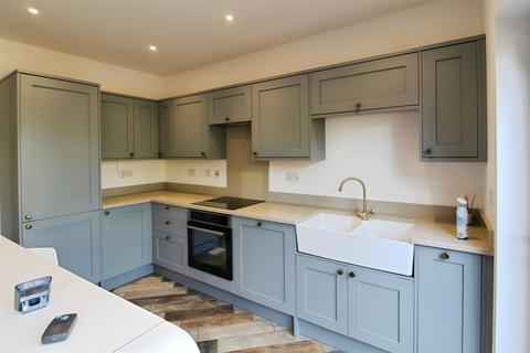 3 bedroom semi-detached house to rent, Stomp Road, Burnham, Slough