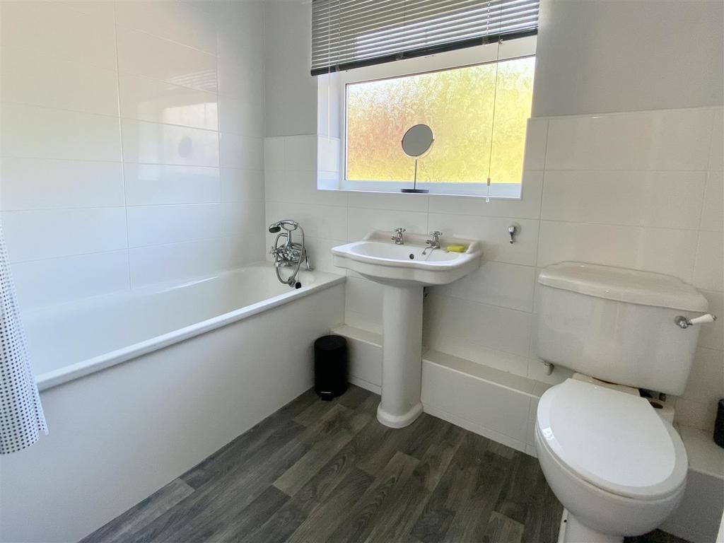 3 Adswood Grove-3.jpg