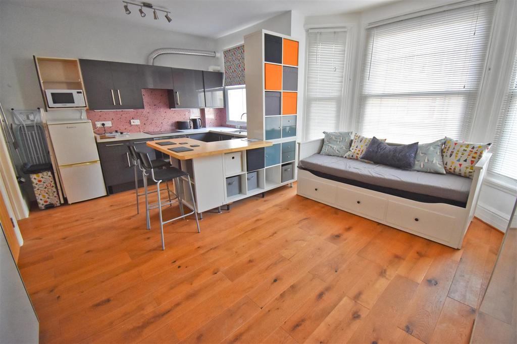 Lounge 4.jpg