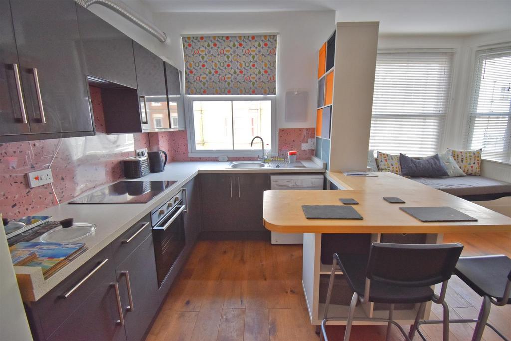 Kitchen 1.jpg