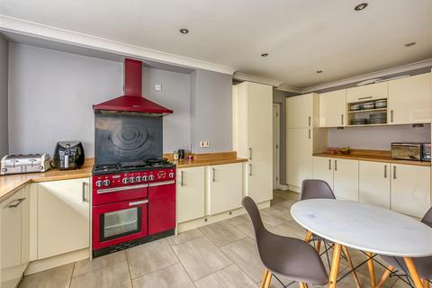 2 Heath House Drive, Wombourne, Wolverhampton, WV5 8EZ