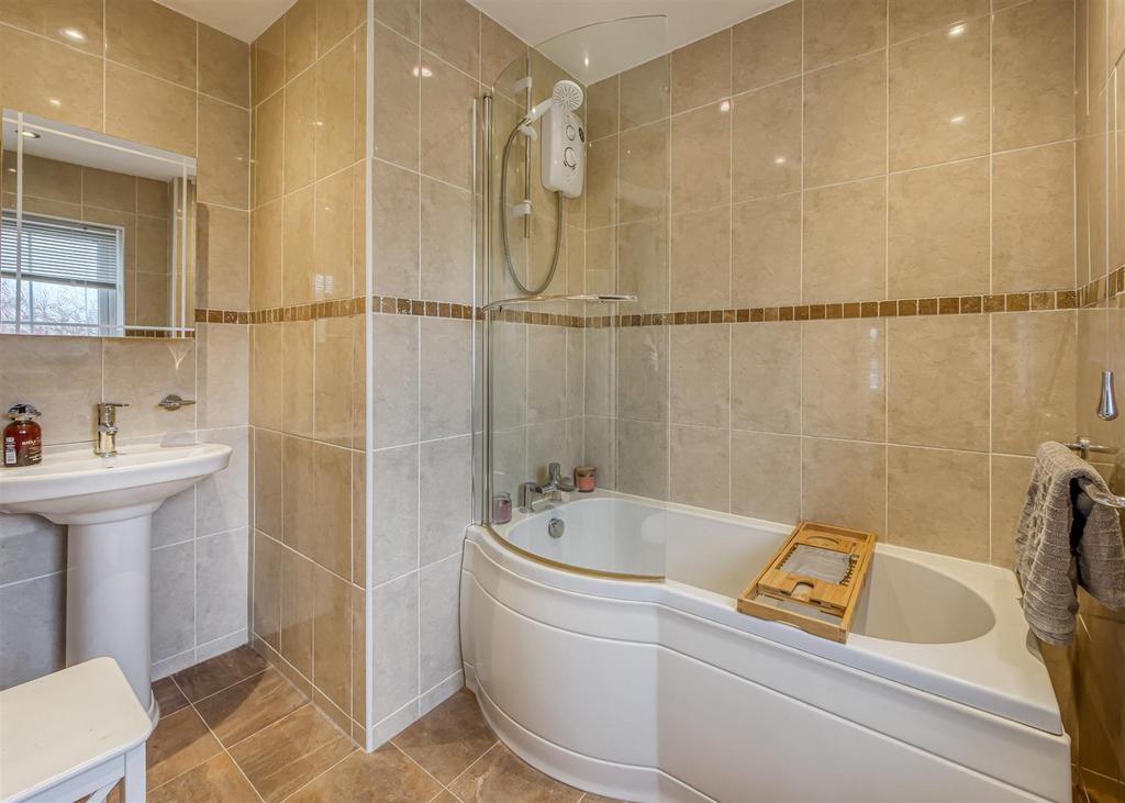 2 Heath House Drive-bed1 ensuite.jpg