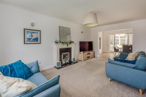 2 Heath House Drive, Wombourne, Wolverhampton, WV5 8EZ