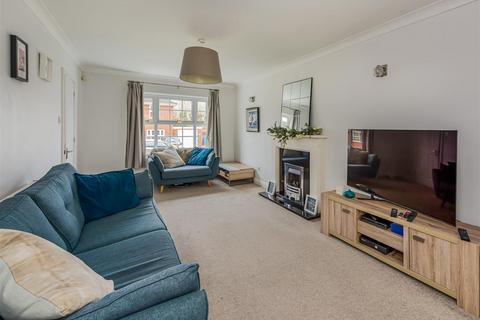 2 Heath House Drive, Wombourne, Wolverhampton, WV5 8EZ