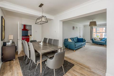2 Heath House Drive, Wombourne, Wolverhampton, WV5 8EZ