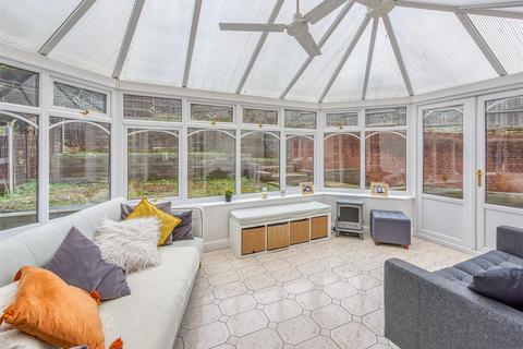 2 Heath House Drive, Wombourne, Wolverhampton, WV5 8EZ