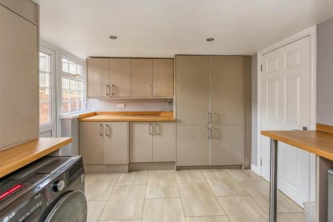 2 Heath House Drive, Wombourne, Wolverhampton, WV5 8EZ