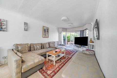3 bedroom semi-detached house to rent, Hartland Drive, HA8, Edgware, HA8