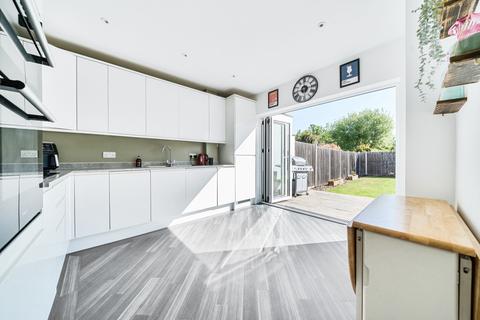 2 bedroom maisonette for sale, Parkview Road, London