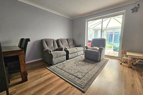 30 Azalea Gardens, Quedgeley, Gloucester, GL2 4GA