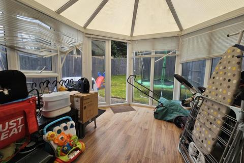 30 Azalea Gardens, Quedgeley, Gloucester, GL2 4GA