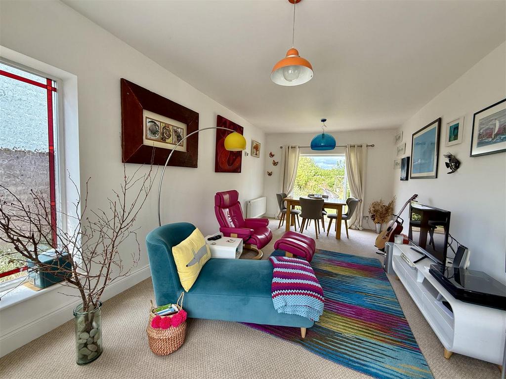 Living/Dining Room: