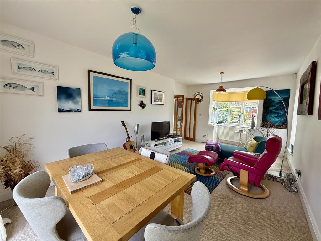 Living/Dining Room: