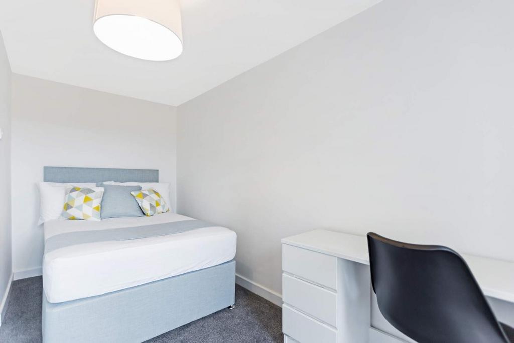 A bright and tidy double bedroom with modern de...