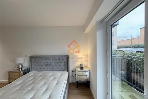 Studio to rent, Fairbank House, 13 Beaufort Square, London, NW9