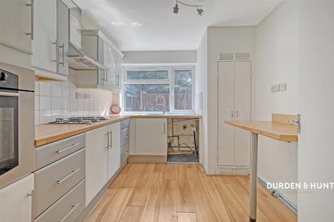 15 Florence Close, Hornchurch, RM12 6LD