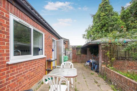 3 bedroom semi-detached house to rent, Vernon Road, Romford