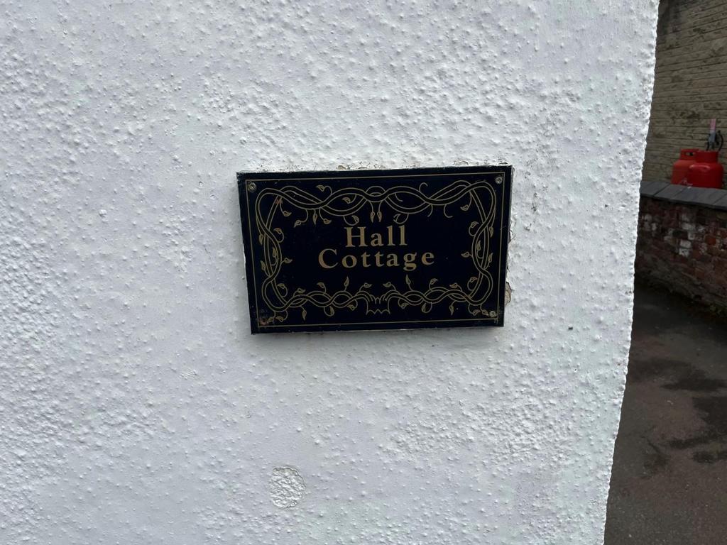 Hall Cottage plaque.jpg