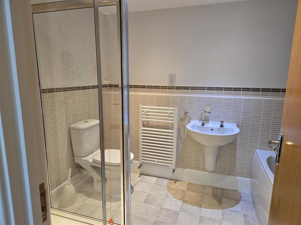 4 Middleton Woods - ensuite bathroom.jpg