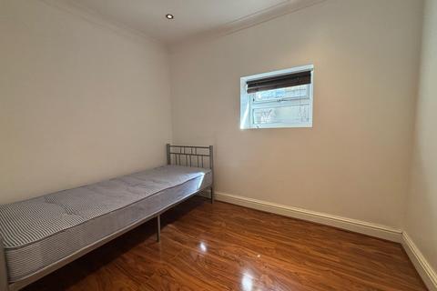 2 bedroom ground floor flat to rent, Villiers Road, London NW2