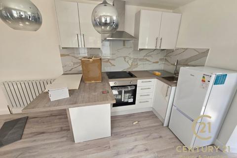 Studio to rent, Cavendish Gardens