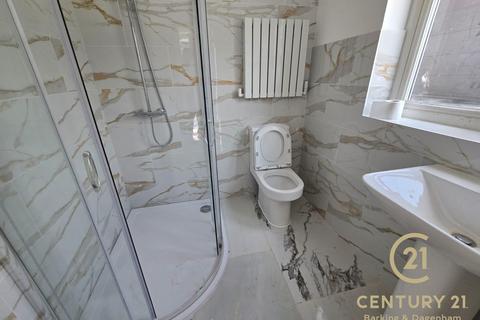 Studio to rent, Cavendish Gardens