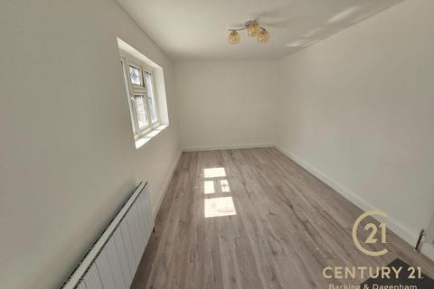 Studio to rent, Cavendish Gardens