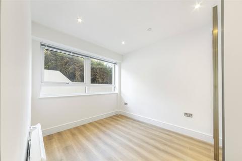 Studio to rent, Wood Street, West Sussex RH19