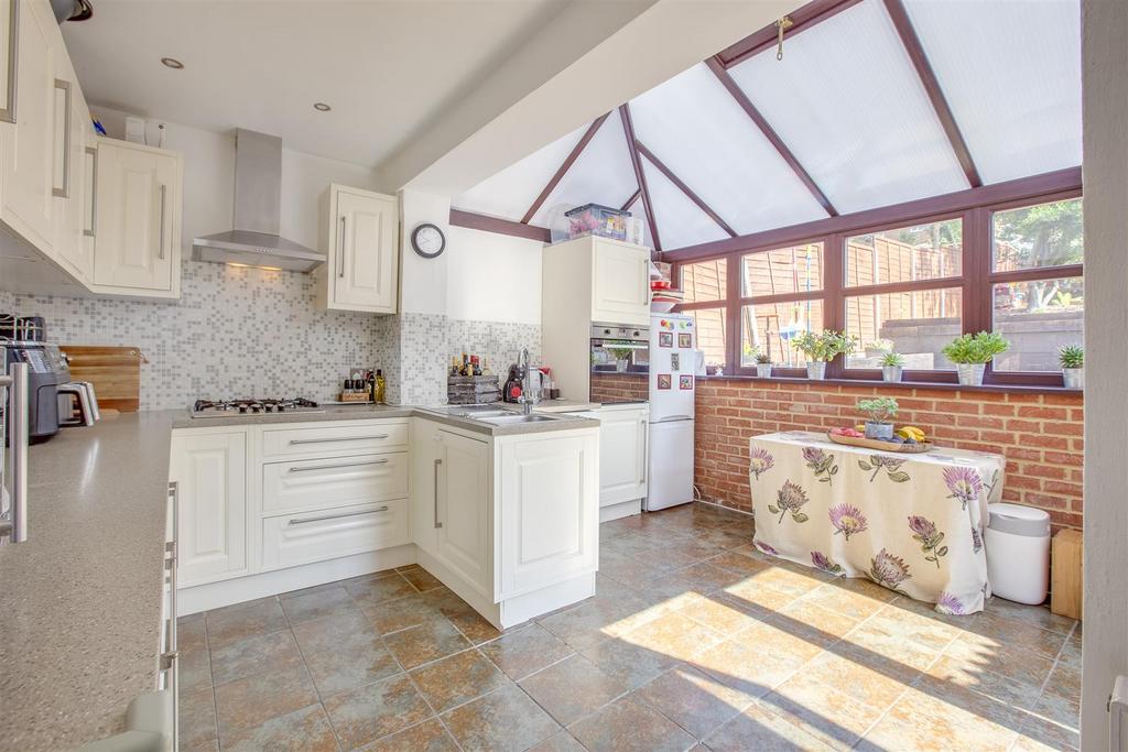 37 Southfield Road, HP13 5 JZ-9.jpg