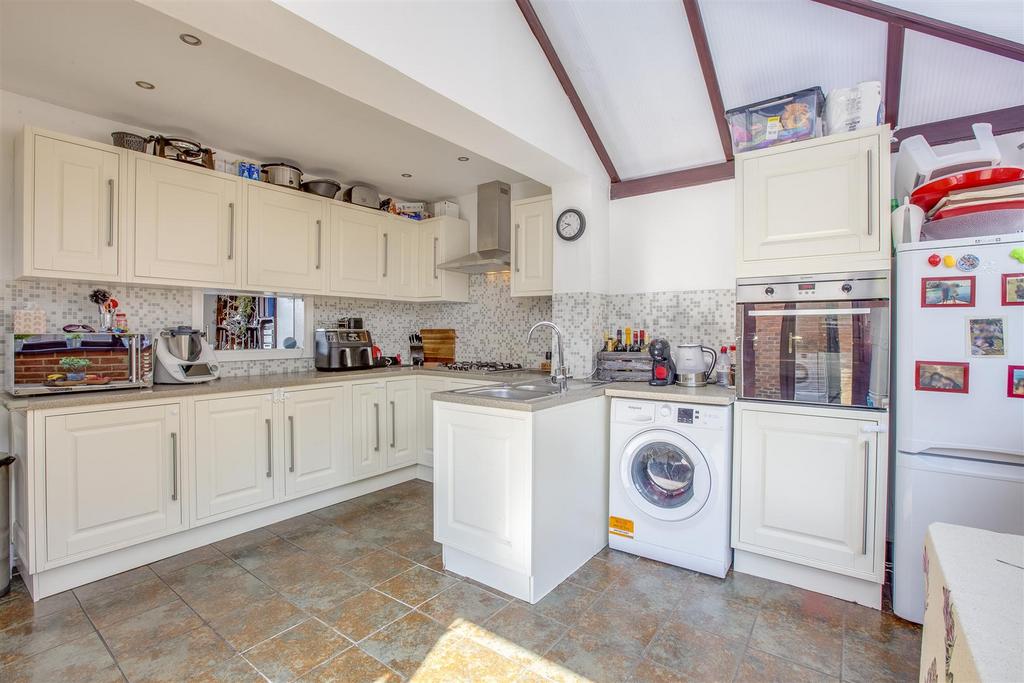 37 Southfield Road, HP13 5 JZ-10.jpg