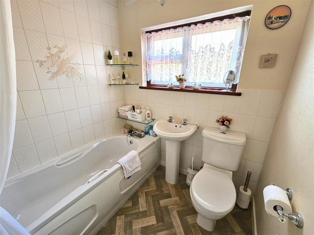 Main Bathroom.jpg