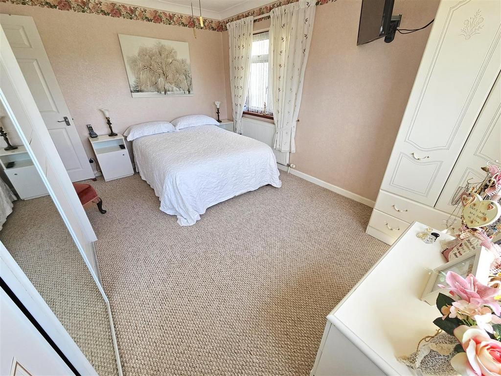 Bedroom 1 (2).jpg