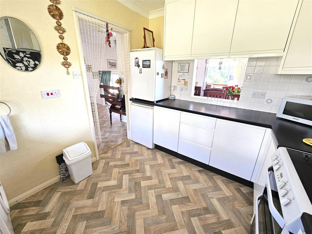 Kitchen (2).jpg