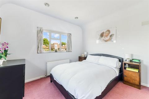 Madan Cottage Avenue Road, Epsom, KT18 7RD