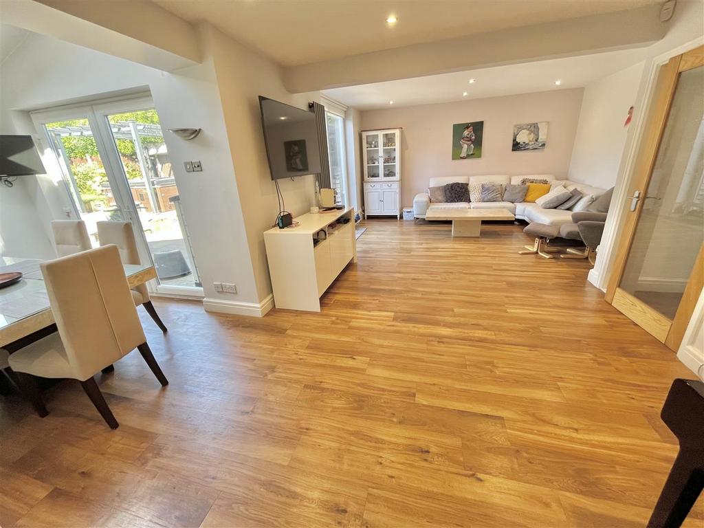 Lounge Dining Room 4