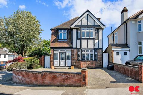4 bedroom detached house for sale, Parkland Avenue, Romford RM1