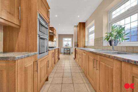 4 bedroom detached house for sale, Parkland Avenue, Romford RM1