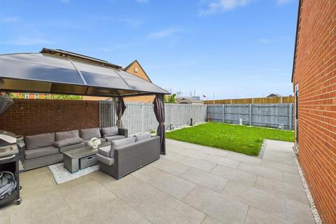 4 bedroom detached house for sale, Quindell Close, Aylesbury HP18